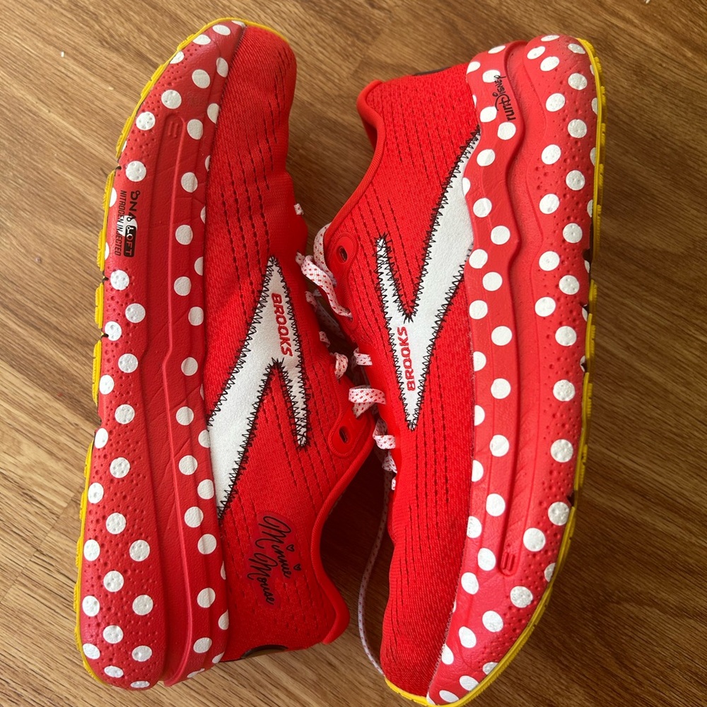 Brooks x Disney Minnie Mouse Sneakers size 8.5